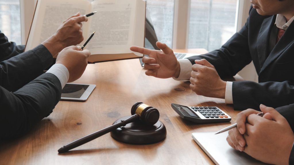 Dos personas discutiendo asuntos fiscales